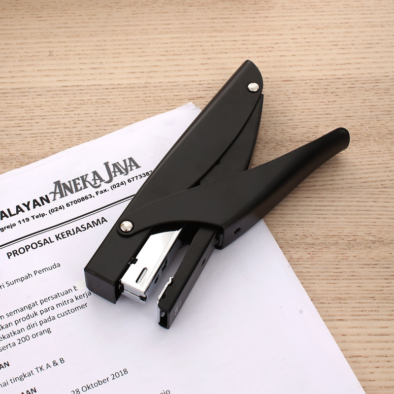 deli-e0346plier-stapler-2